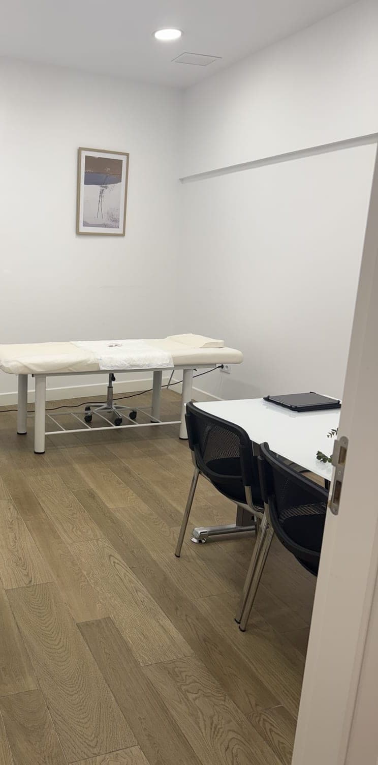 Sala de valoración de la clínica LAUSI en el Barrio de Salamanca, Madrid, donde se realiza el estudio previo a la rinomodelación