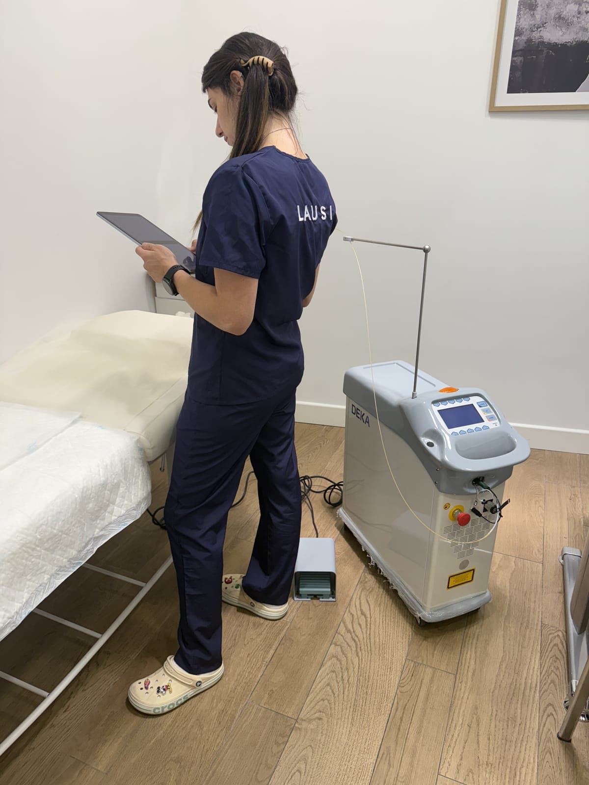 La Dra. Schamún prepara una sesión de lipólisis láser junto al equipo médico Smartlipo de DEKA en la clínica LAUSI de Madrid