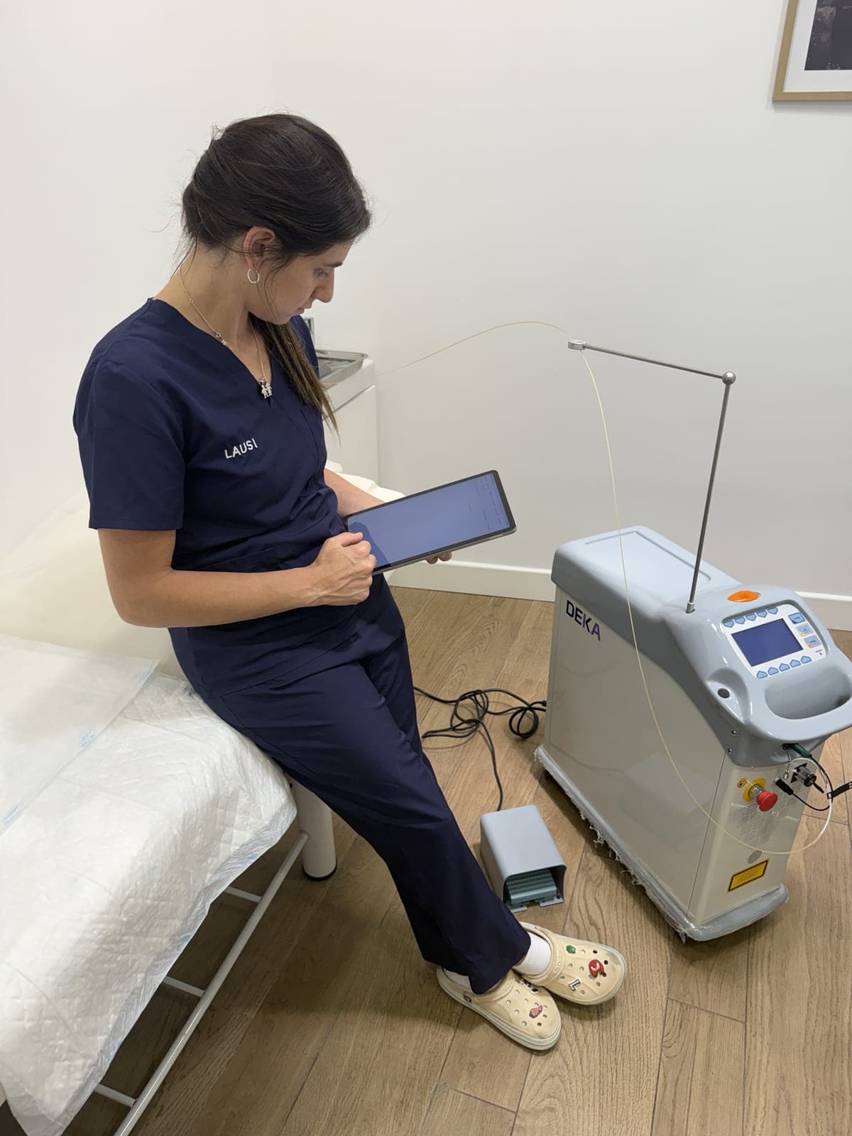 La Dra. María Luz Schamún revisa el plan de tratamiento junto al láser Smartlipo de DEKA en la sala de tratamientos de LAUSI, Madrid
