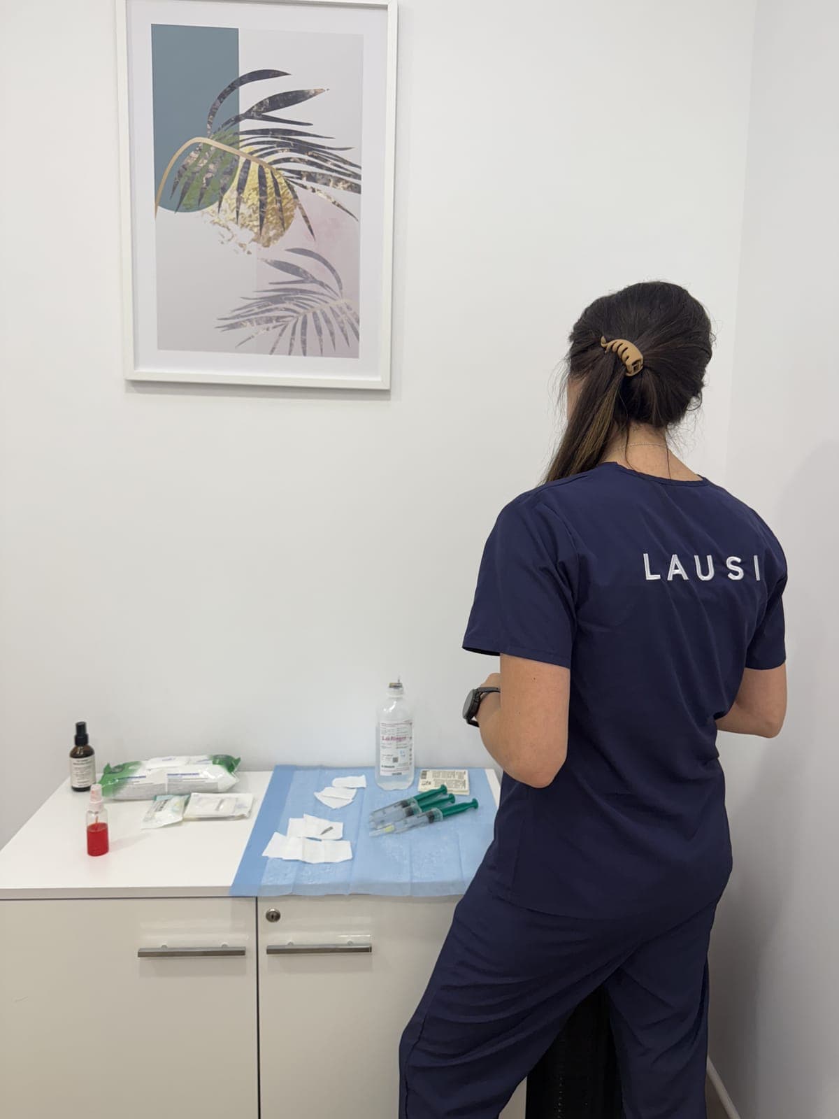 La Dra. Schamún prepara el material estéril del tratamiento con ácido hialurónico en la clínica LAUSI de Madrid
